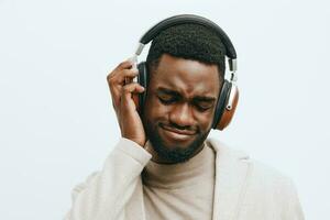 homme mode la musique américain africain Contexte gars élégant écouteurs noir modèle portrait dj photo