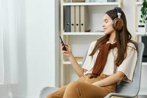 téléphone la musique fille sourire mode de vie écouteurs adolescent content chaise méditation photo