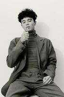 mode homme séance un portrait blanc cigarette Jeune la personne noir et branché réfléchi étudiant fumeur sérieux photo
