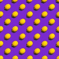 modèle sans couture de citrons sur fond violet mise à plat