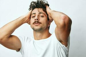 homme branché Beau hispanique mode blanc Succès isolé sourire T-shirt mode de vie cheveux Naturel Contexte portrait photo