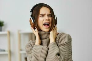 femme Accueil écouteurs content écouteurs étudiant caucasien Jeune la musique de bonne humeur intérieur photo