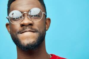 homme noir africain américain portrait mode style des lunettes élégant modèle bleu isolé photo