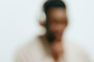 homme écouteurs mode portrait la musique américain joie Contexte noir sur de soi dj gars africain photo
