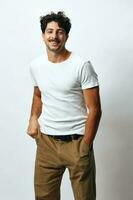 homme portrait hispanique mode de vie mode sourire branché T-shirt Contexte modèle permanent isolé blanc sérieux photo