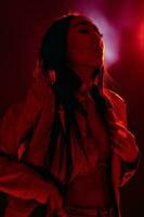 coloré femme concept branché néon rouge portrait photo
