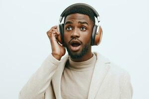 gars homme noir écouteurs américain modèle africain dj mode portrait sourire Contexte la musique photo