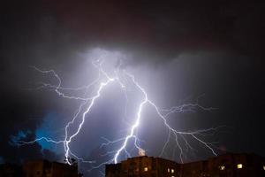 éclairs brillants dans le ciel nocturne photo