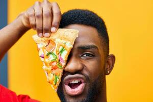 concept homme content noir gars Pizza vite tenir livraison Contexte sourire nourriture nourriture photo