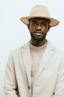 gars homme portrait américain les dents africain mode africain beige noir Contexte chapeau américain photo