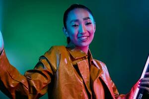 disco femme multicolore néon vif éclat lumière Jaune coloré branché mode vert haute beauté photo
