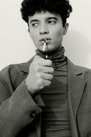 homme étudiant cigarette branché mode blanc noir réfléchi chemise séance fumeur portrait et photo