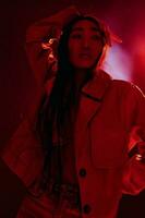 femme rouge beauté art néon lumière mode concept studio branché femelle portrait coloré vert photo