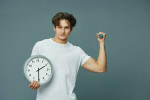 homme temps caucasien l'horloge en forme aptitude exercice haltère mode de vie sport formation photo