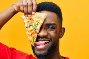 Contexte homme Pizza gars nourriture sourire livraison noir isolé vite Jaune nourriture content photo