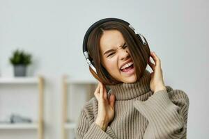 femme écouteurs Accueil intérieur du son Jeune content caucasien étudiant écouteurs la musique photo