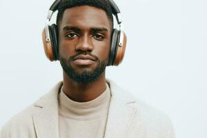 portrait homme africain dj la musique attrayant Contexte américain posant écouteurs gars mode noir photo