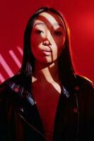 femme branché concept mode art coloré rouge modèle néon lumière portrait photo