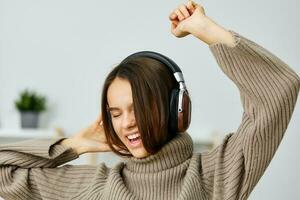 femme content Accueil écouteurs caucasien la musique Jeune intérieur écouteurs étudiant l'Internet photo