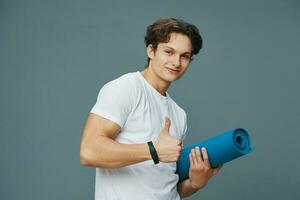 homme yoga pilates exercice studio Jeune aptitude sport Contexte tapis en forme santé photo