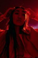 femme coloré portrait branché mode concept Créatif rouge lumière art Contexte néon noir photo