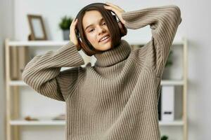 femme caucasien la musique écouteurs Accueil étudiant écouteurs Jeune intérieur content en ligne photo