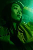 fumée femme branché cheveux portrait vert coloré Créatif concept lumière néon art photo