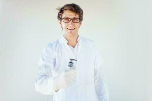 caucasien Masculin médecin en portant antibactérien savon photo