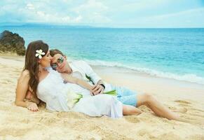 magnifique nouvellement marié couple. voyage de noces et mariage concept photo