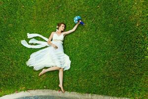 portrait de une la mariée en plein air photo