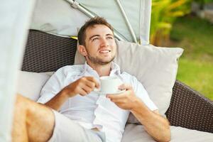 Jeune homme sur le spa photo