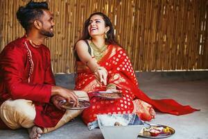 une homme et femme dans traditionnel Indien tenue photo