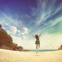 belle jeune femme sur la plage photo