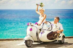 magnifique nouvellement marié couple. voyage de noces et mariage concept photo