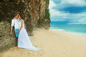 magnifique nouvellement marié couple. voyage de noces et mariage concept photo