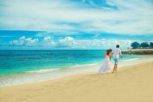 magnifique nouvellement marié couple. voyage de noces et mariage concept photo