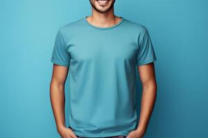 tondu vue de souriant homme dans T-shirt sur bleu Contexte ai généré photo