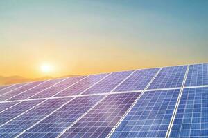 panneau solaire sur fond de coucher de soleil. photovoltaïque, source d'électricité alternative. idée de ressources durables photo