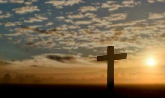 silhouette de croix catholique sur fond de coucher de soleil. photo