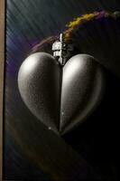 une cœur en forme de objet pendaison de une en bois Cadre. ai généré photo