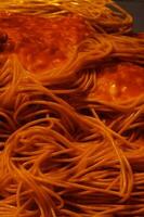 une pile de spaghetti séance sur Haut de une tableau. ai généré photo