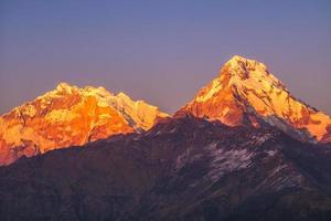 Paysage du massif de l'annapurna au Népal au crépuscule