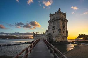 Tour de Belém dans le quartier de Belém à Lisbonne au crépuscule photo