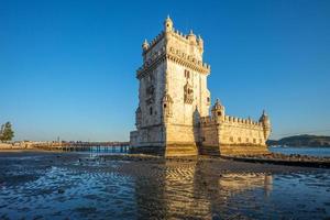 tour de belem dans le quartier de belem de lisbonne photo