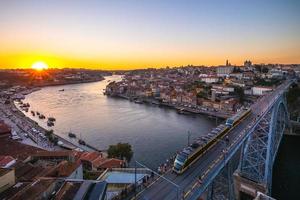 paysage urbain de porto au portugal au crépuscule photo