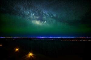 le nuit ciel est allumé en haut avec brillant lumières. ai généré photo