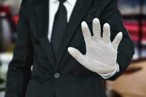 proche en haut de homme d'affaire portant blanc latex gants. concept pour protection santé se soucier de virus photo