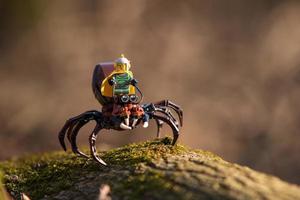 varsovie 2020 - figurine lego spaceman chevauchant une énorme araignée photo