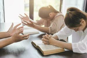 prier ensemble à le Seigneur sur le table avec le Bible concept de croire dans Dieu mai Dieu donner vous espérer à surmonter obstacles. Accueil église, dévouement ou prière, religieux concept. photo