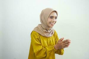 souriant Jeune asiatique musulman femme faire des gestes eid mubarak salutation isolé plus de blanc Contexte photo